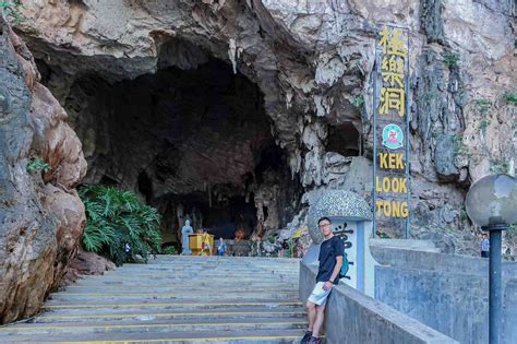 De Kek Lok Tong Grotto: Een spirituele oase met kleurrijke Boeddhabeelden en adembenemende grotarchitectuur!