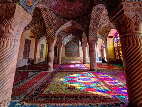 De Nasir ol-Mulk Moskee: Een Kleurrijk Spektakel in Shiraz!